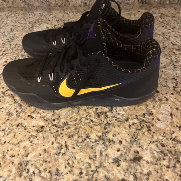 Athletic_Shoes